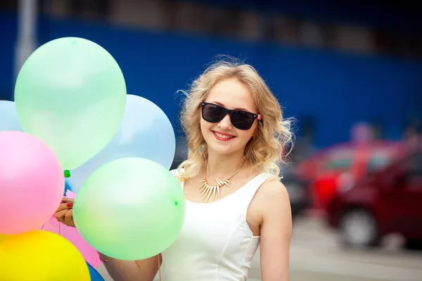 Primer plano retrato brillante de la encantadora joven en gafas de sol celebración de globos de colores —  Fotos de Stock