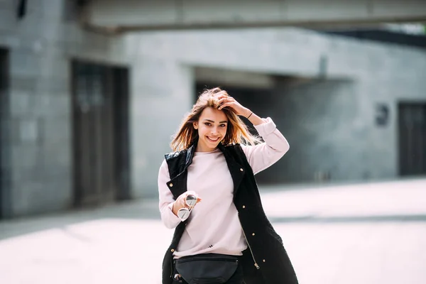 Retrato de estilo de vida de moda de la joven mujer bonita feliz riendo y divirtiéndose en la calle en el día de verano soleado agradable —  Fotos de Stock