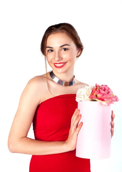 Retrato de una joven hermosa mujer con caja de flores posando en el estudio. caja de flores y caja de regalo . —  Fotos de Stock