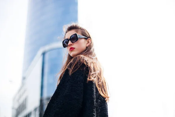 Portrait de mode de jeune femme élégante confiante en plein air. veste noire, lèvres rouges et lunettes de soleil . — Photo