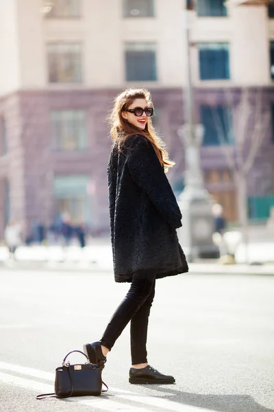 Jeune belle femme élégante marchant dans la rue de la ville, vacances en Europe, tendance d'automne, lunettes de soleil, sourire, luxe, lèvres rouges, tenue à la mode — Photo