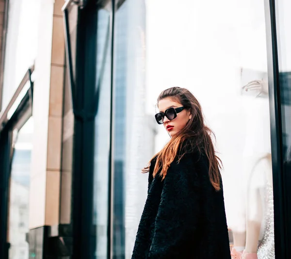 Photo de mode de belle jeune femme avec des lunettes de soleil. Modèle regardant la caméra. Style de vie urbain. Mode féminine . — Photo