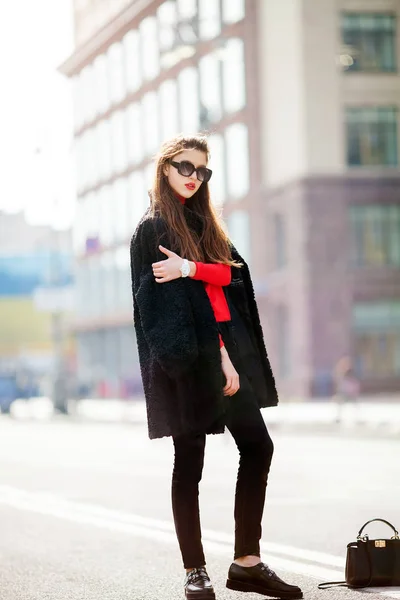 Belle femme brune étonnante avec une coiffure longue ondulée au printemps ou à l'automne tenue urbaine élégante marchant dans la rue . — Photo