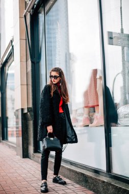 Hipster serin kız moda güneş gözlüğü. isyanlari arka plan, moda bakmak