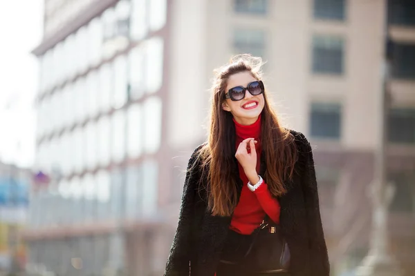 Venkovní životní styl zblízka portrét šťastné mladé ženy ve stylové ležérní oblečení portrét na ulici. Ona se usmívá a vypadá na kameru — Stock fotografie