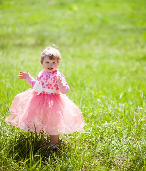 Menina bonito 1-2 anos de idade em vestido extravagante no Parque. Alegrai-vos e batei palmas — Fotografia de Stock
