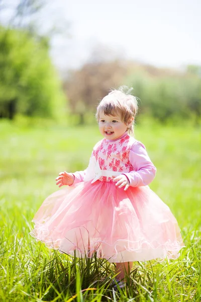 Menina bonito 1-2 anos de idade em vestido extravagante no Parque. Retrato de linda menina alegre ao ar livre no dia de verão quente e ensolarado — Fotografia de Stock