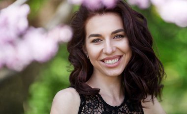 Doğal makyaj ve uzun kirpiklerini model gülümseyen güzellik. Gençlik ve cilt bakım kavramı. Spa ve sağlıklı yaşam.