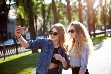 Arkadaşlar selfie yapma. İki güzel genç kadın selfie yapma