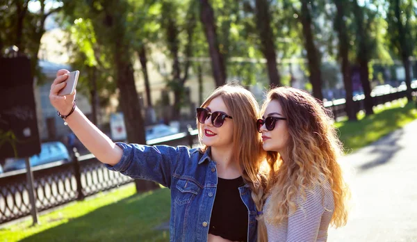 Zwei schöne junge Frauen machen Selfie — Stockfoto