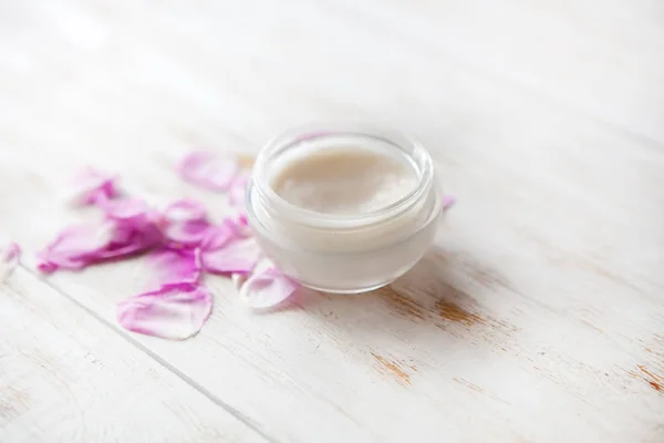 Cansado de la piel crema cosmética facial cuidado de la piel tratamiento médico terapia .face crema con pétalos de rosa sobre fondo blanco — Foto de Stock