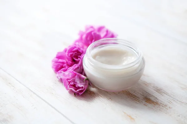 Cansado de la piel crema cosmética facial cuidado de la piel tratamiento médico terapia, anti envejecimiento dermatología hidratante hidratante profesional producto de higiene natural con flores sobre fondo blanco — Foto de Stock