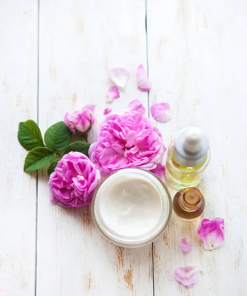 Spa Set. Massage oil, pot of moisturizing face cream and lotion flower top view Flat lay — Stock Photo, Image