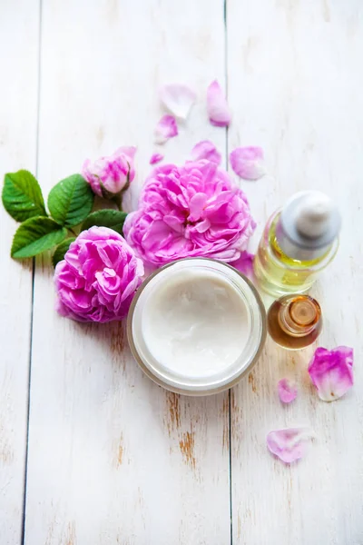 Spa Set. Massage oil, pot of moisturizing face cream and lotion flower top view Flat lay — Stock Photo, Image