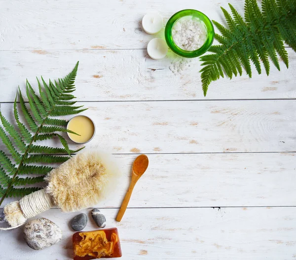 Spa kavramı, spa arka plan, stilize fotoğraf, metin, düz yatıyordu bez, deniz tuz, losyon, mumlar bir yeri olan Üstten Görünüm