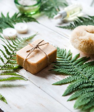 Spa kavramı, spa arka plan, stilize fotoğraf, metin, düz yatıyordu bez, deniz tuz, losyon, mumlar bir yeri olan Üstten Görünüm