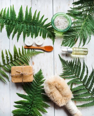 Moody spa merkezi tablo en iyi atış. Fern ile ayarlama Aromatherapy.Spa ve taş, kase, petrol, bez, tuz gri arka plan üzerinde mum