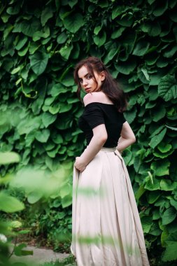 Uzun bir gece elbisesi olarak size veya kamera seyir park çarpıcı kız bir prenses gibi baktım güzel esmer kız. Portre