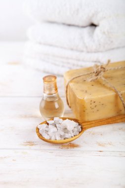 Aromatik spa deniz tuzu doğal el yapımı Sabun ve yağ ile ahşap arka plan ayarla