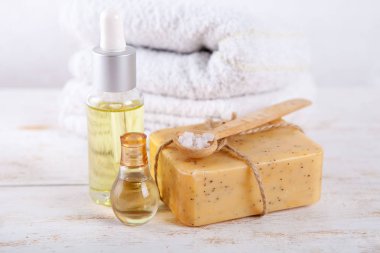 Aromatik spa deniz tuzu doğal el yapımı Sabun ve yağ ile beyaz bir ahşap arka plan ayarla.