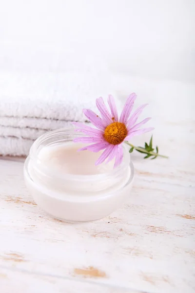 Crema hidratante y flores sobre fondo de madera Cerrar up.wellness ajuste —  Fotos de Stock