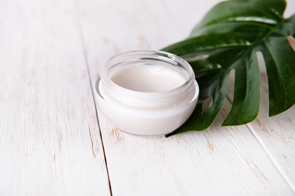 yüz kremi ve canavarlar Beyaz ahşap zemin üzerinde. Doğal Organik Kozmetik yüz.