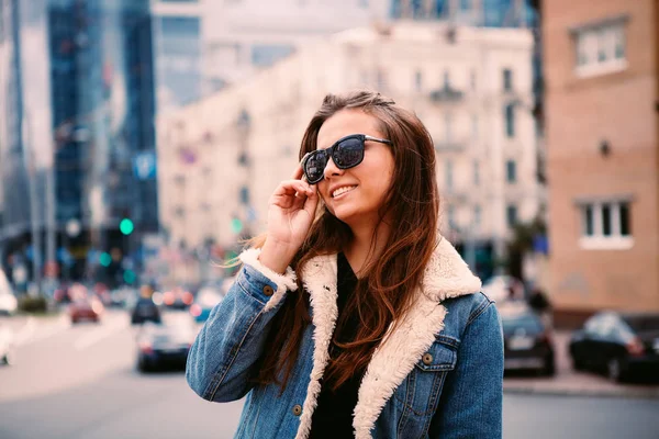 Mode foto av vacker ung kvinna i solglasögon. City livsstil. Kvinnligt mode. Närbild porträtt. — Stockfoto