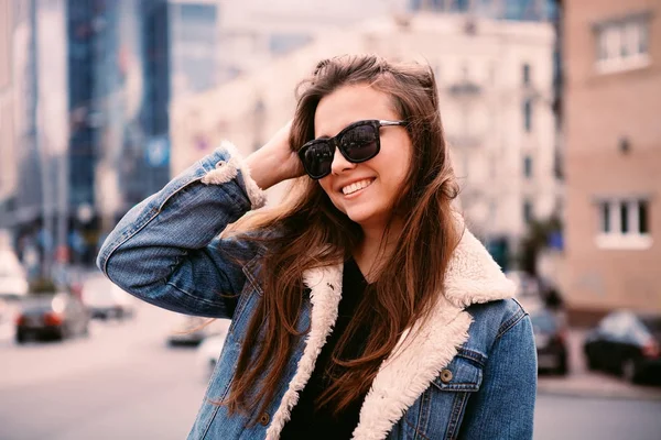 Retrato de moda ao ar livre de mulher jovem elegante se divertindo, rosto emocional, rindo, olhando para a câmera. Cidade urbana estilo de rua . — Fotografia de Stock