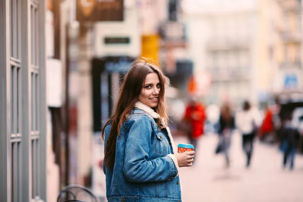 Outdoor fashion portrait of stylish young woman having fun, emotional face , laughing, looking at camera. Urban city street style. — Stock Photo, Image