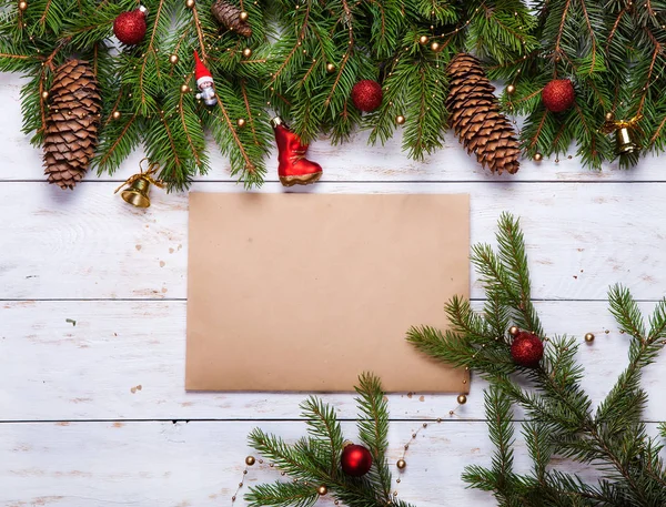 Noel Baba için boş wishlist ahşap bir masaya koydu