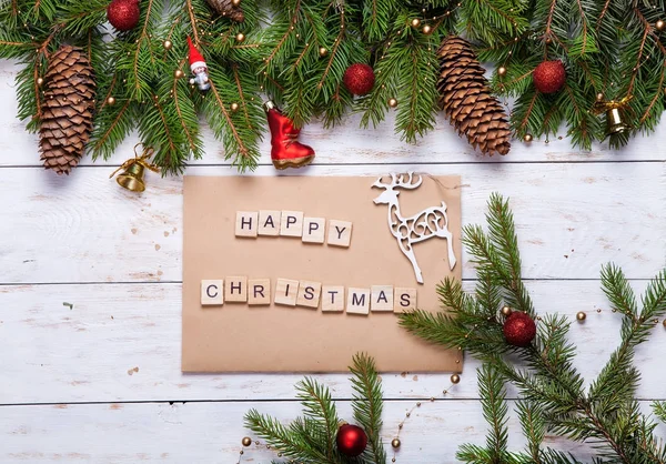 Noel kartı kırmızı topları, garland ve yeşil çam dalları ile dekore edilmiştir. İyi yıllar.