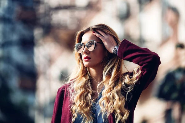 Close-up mode straat stile portret van mooi meisje in Val casual outfit mooi blond buiten poseren. — Stockfoto