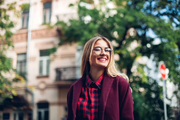 Fashion lifestyle portrait of young happy pretty woman laughing and having fun on the street at nice sunny summer day. — Stock Photo, Image