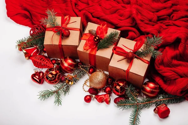 Decorazioni natalizie e regali su sfondo bianco. Coni, palline di regali beige rosso e oro decorati con nastro rosso — Foto Stock