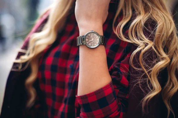 Elegant, trendy outfit Closeup of wrist watch on the hand of stylish woman. Fashionable girl on the street. Female fashion. — Stock Photo, Image