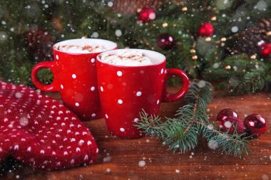 Kırmızı bardak sıcak çikolata ve şekerleme