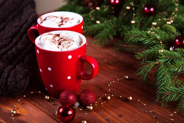 크리스마스에 어두운 나무 배경 marshmelow와 핫 초콜릿, 크리스마스 트리 장식 분기 한다. 평면도, 가로 구성 — 스톡 사진
