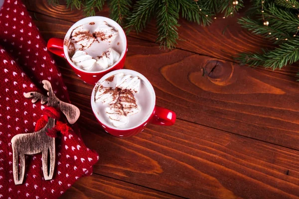 Boże Narodzenie gorąca czekolada z bagnami na ciemnym drewnianym tle, choinka gałęzie ozdobione. — Zdjęcie stockowe