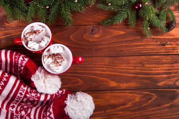 Boże Narodzenie gorąca czekolada z marshmelow na ciemnym tle drewnianych — Zdjęcie stockowe