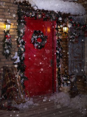 Kar bağlı mahkeme bir Noel dekorasyonu ile. Veranda ışıklar ve köknar ağacı Noel tarafından dekore edilmiş..