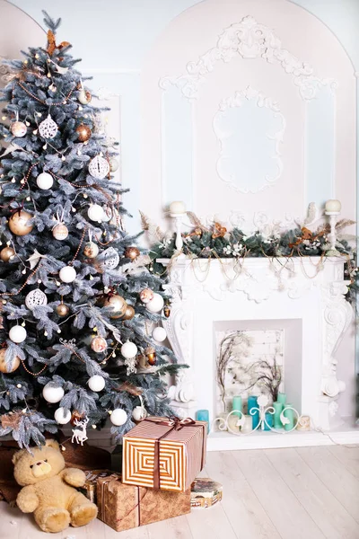 Doğuş Bayramı. Güzel dekore edilmiş evle ağaca ve Noel hediyeleri