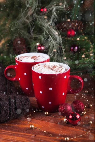 Ahşap bir masa üzerinde marshmallow ile sıcak cofe fincan