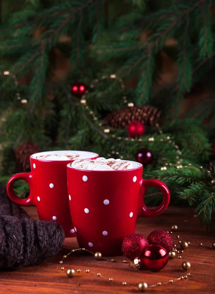 sıcak çikolata üzerine Buhar. Kakao ve marshmelow ile kırmızı Kupası