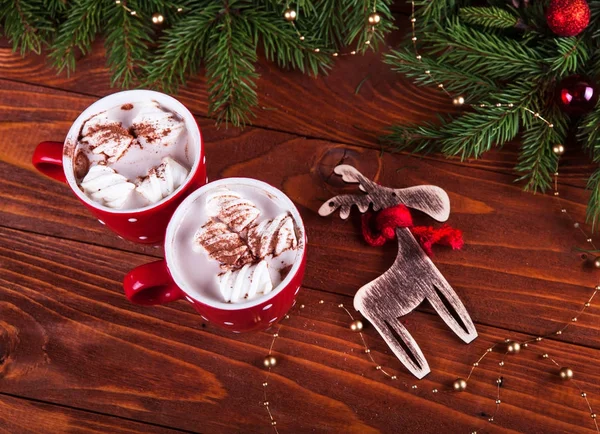 Boże Narodzenie gorąca czekolada z bagnami na ciemnym drewnianym tle, choinka gałęzie ozdobione. — Zdjęcie stockowe
