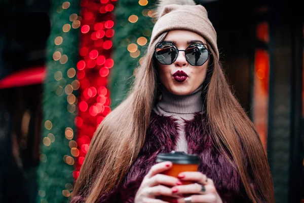 Moda sokak stil portresi kapanıyor. Güz kıyafetleri içinde güzel esmer kız açık havada poz veriyor.