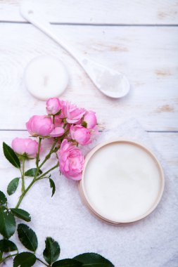 rose ve nemlendirici yüz kremi beyaz arka plan üzerinde tencere ile organik kozmetik