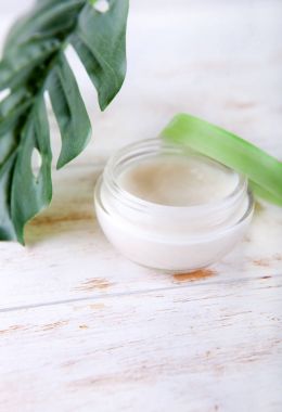 Nemlendirici krem ve canavarlar ahşap arka plan yakın up.wellness ayarı