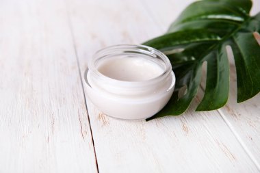 yüz kremi ve canavarlar Beyaz ahşap zemin üzerinde. Doğal Organik Kozmetik yüz.