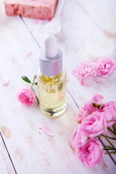 Foto latar belakang spa merah muda, gambar cahaya lilin zen, gambar handuk lembut segar di atas meja kayu, aksesoris mandi, aromaterapi . — Stok Foto