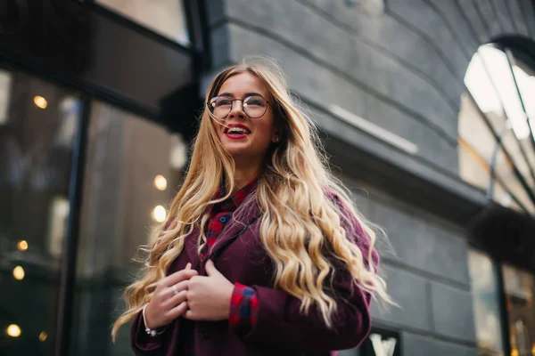 Street fashion-konceptet. Ung vacker modell i staden. Vacker blond kvinna bär solglasögon porträtt av en ung sexig tjej hipster — Stockfoto